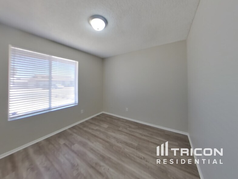 Building Photo - 3224 N Woodburne Dr