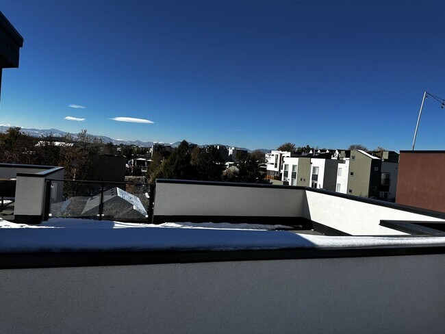 Building Photo - Available Early March!!  Briaght and light with fantastic Views!!