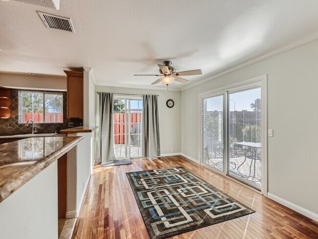 Building Photo - Beautifully partially furnished townhome in Las Vegas Country Club