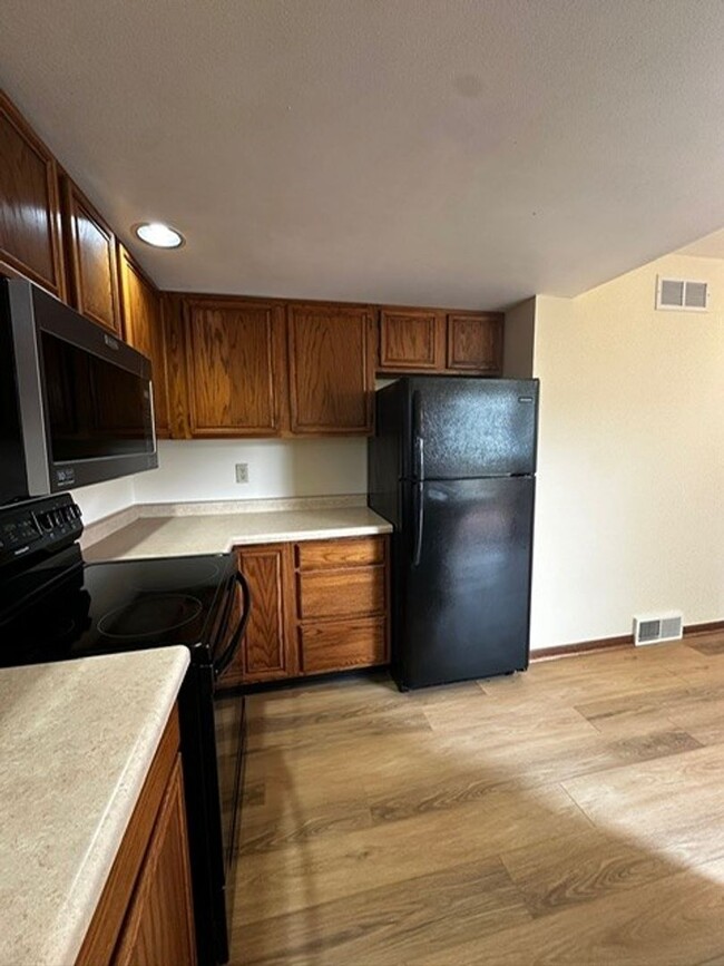 Building Photo - 3 bed/2 bath West Side Townhome