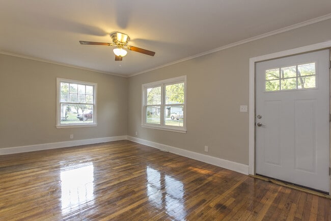 Building Photo - Adorable 2 Bedroom 1 Bath Home