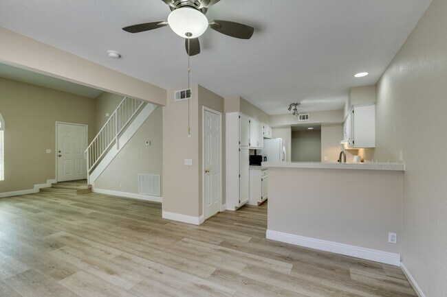 Building Photo - Stylish 2-Bedroom Townhome in Green Valley...