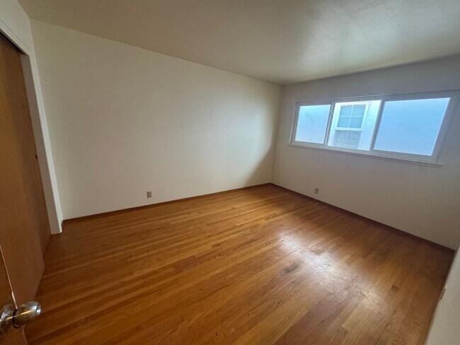 Building Photo - 708 E Cook St