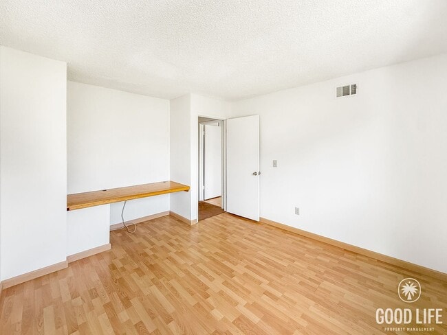 Building Photo - Modern 3BR/2.5BA Home with A/C and Attache...
