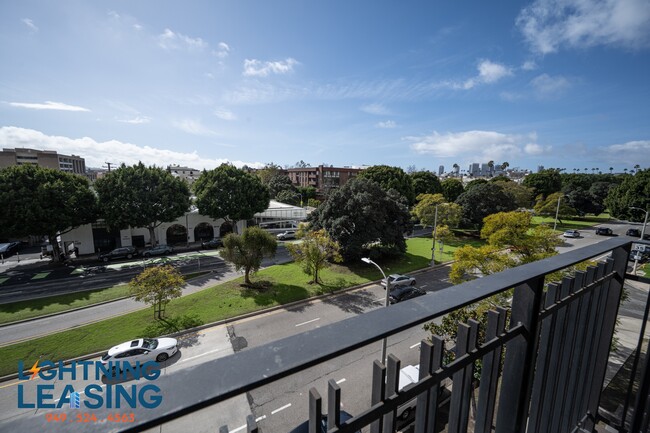 Building Photo - 8811-8815 Burton Way