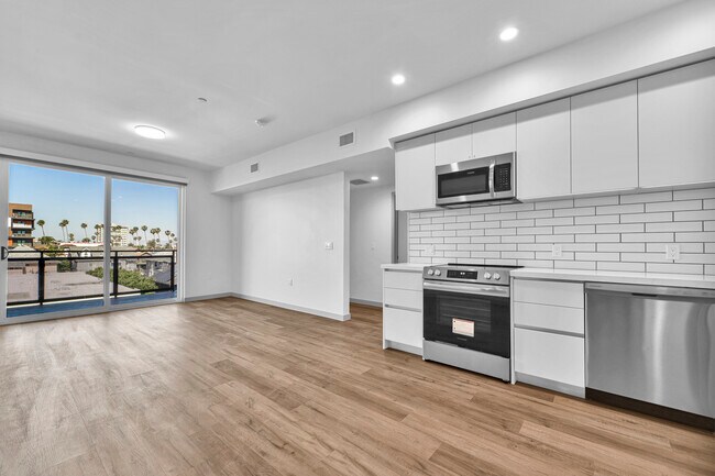 Building Photo - 1240 Magnolia Ave