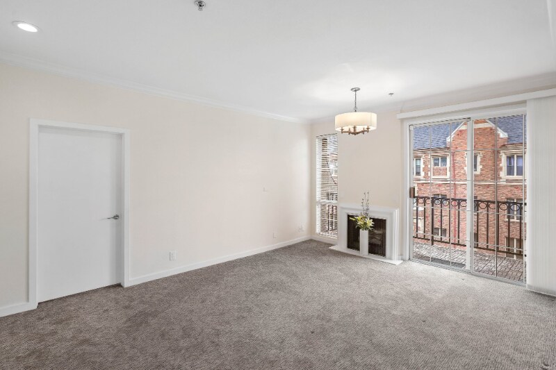 Building Photo - 585 N Rossmore Ave