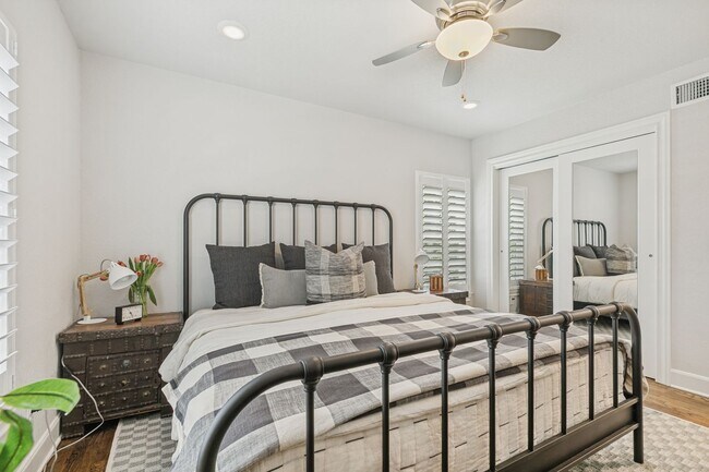 Building Photo - BEAUTIFUL FIRST FLOOR, 2-BEDROOM APARTMENT IN OLMOS PARK