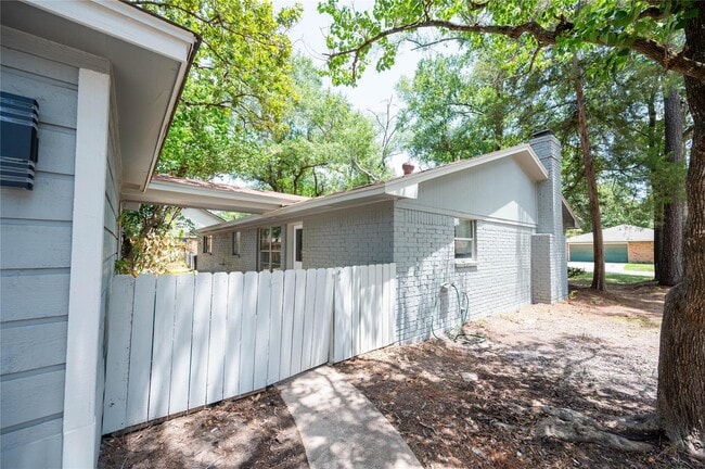 Building Photo - 201 S Ridgeway Dr