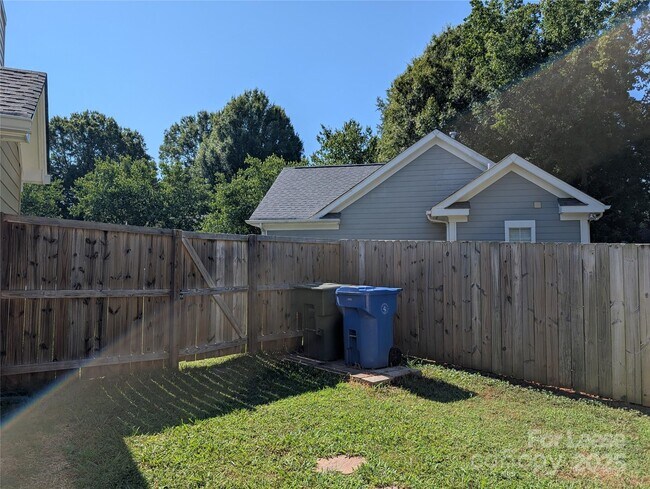 Building Photo - 125 Foxglove Dr