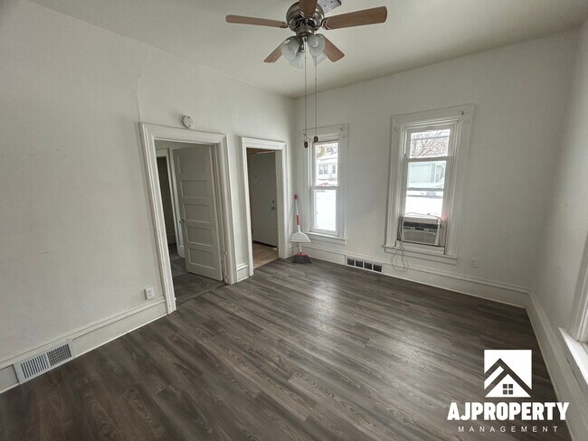 Building Photo - 421 S Prairie Ave