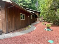 Building Photo - 4 bed, 3 bath split-level home in a private, forested setting (Bayside)