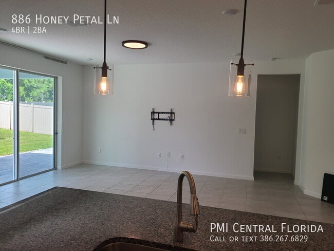 Building Photo - 886 Honey Petal Ln