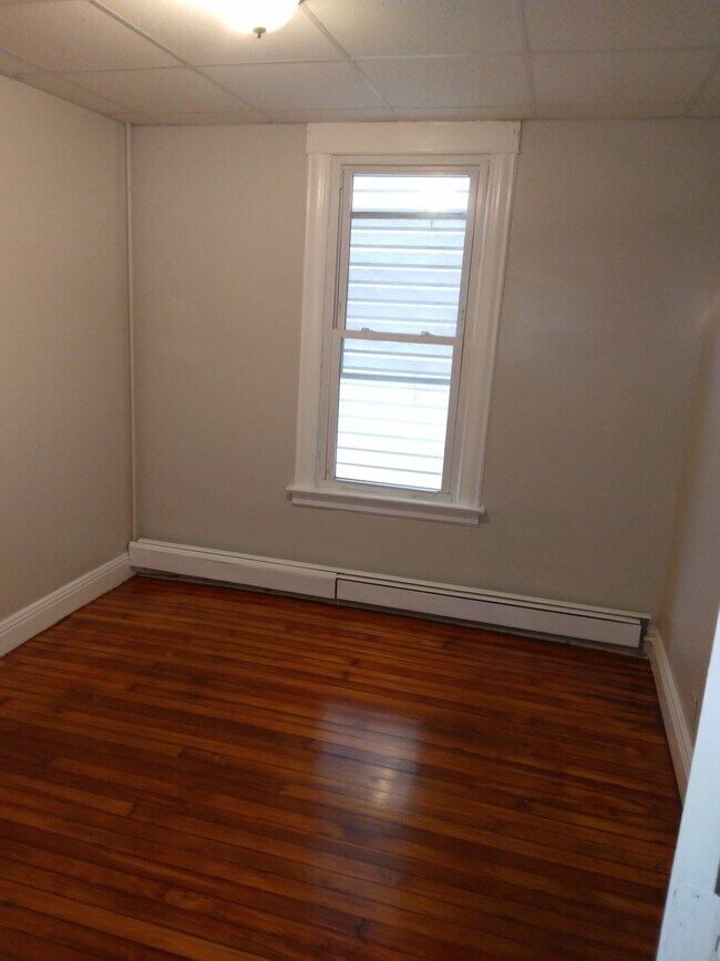 Building Photo - 73 Maple St