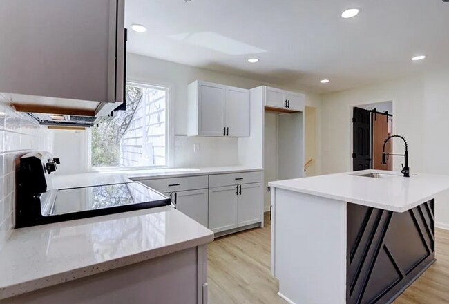 Building Photo - Beautifully remodeled 4-bedroom, 2-bath ho...
