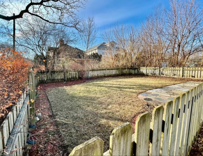 Building Photo - 3701 W North Shore Ave