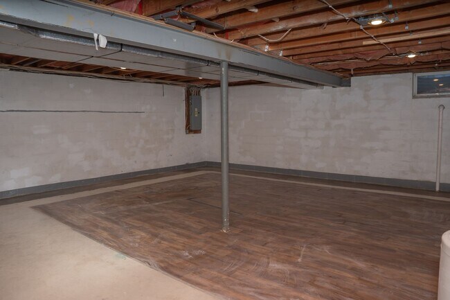 Building Photo - 922 Pinetree Way