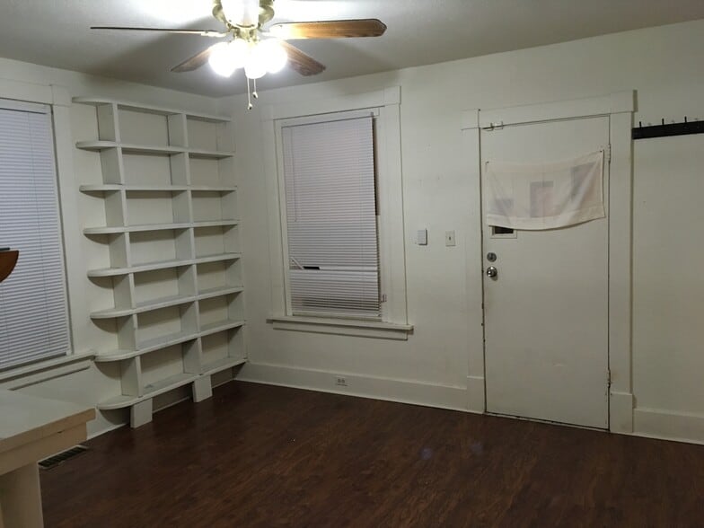 Living room w/ bookshelves - 419 Houston St