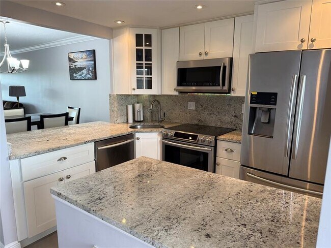 Building Photo - 1319 E Hillsboro Blvd