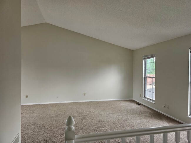 Building Photo - 2 Bedroom Home with Large Yard - Close to Waneka Lake Park