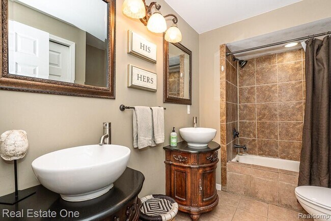 Building Photo - 333 N Helen Ave