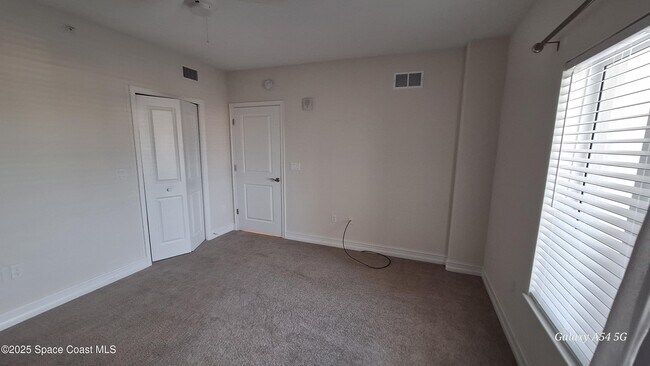 Building Photo - 1805 N Riverside Dr