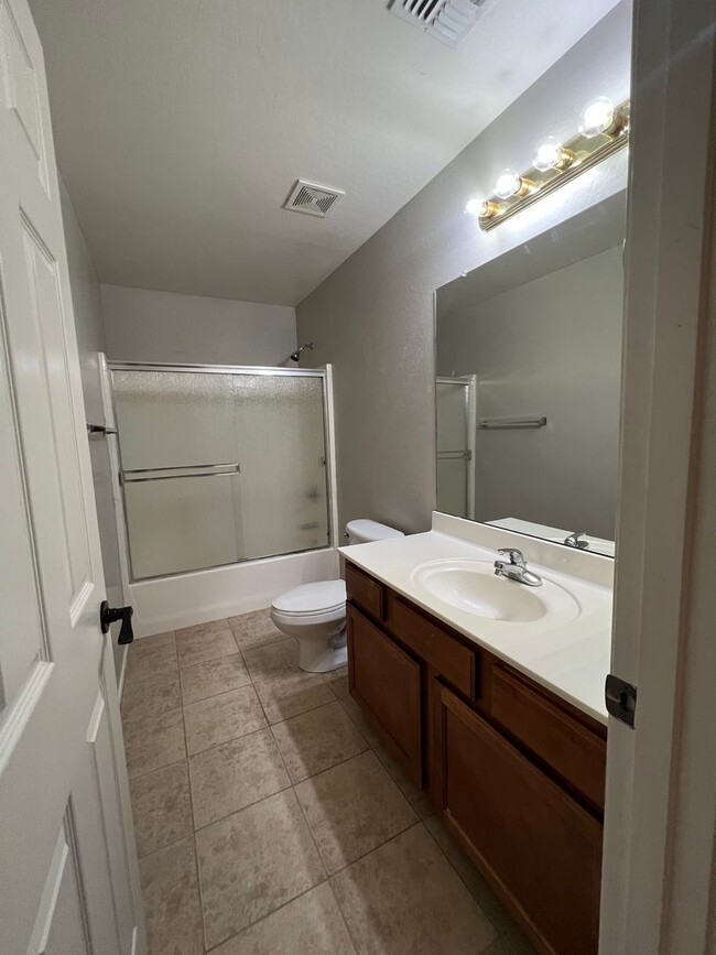 Building Photo - 2 Bedroom 1.5 Bath  Move in Ready in North...