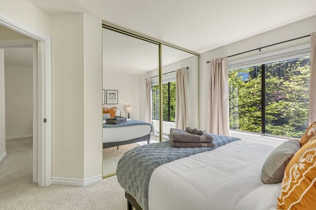 Building Photo - 1264 Bellevue Way NE