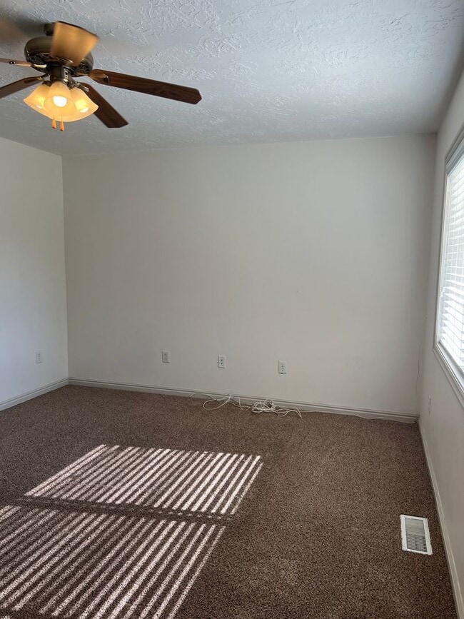 Building Photo - 2 bed 1.5 bath unit in the Meadows