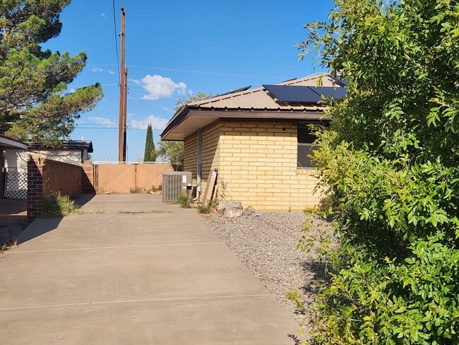 Building Photo - 2804 Carmel Dr