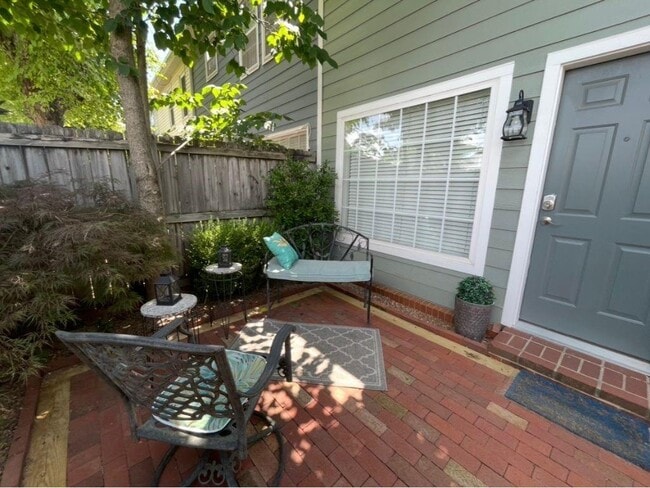 Building Photo - 1364 E Masonic Dr