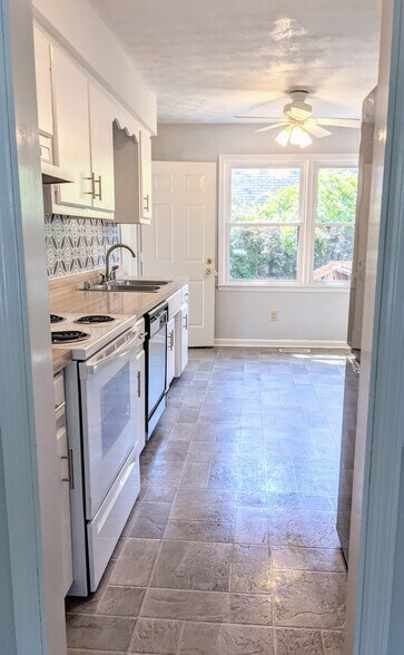 Kitchen as viewed from front left room. - 3221 Hunters Point Dr