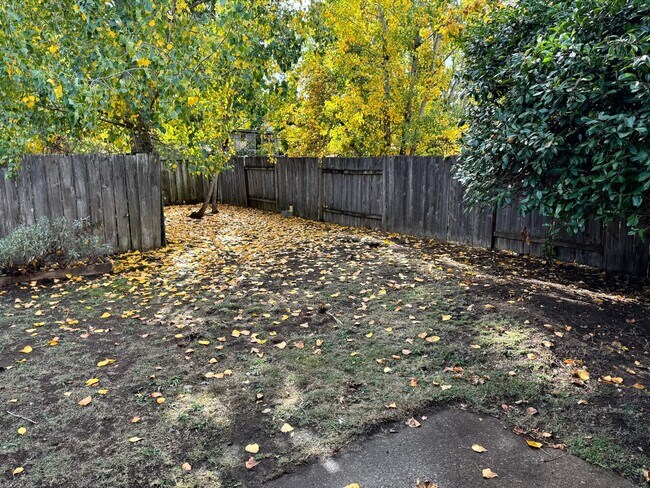 Building Photo - 2 Bedroom Duplex in Southwest Eugene