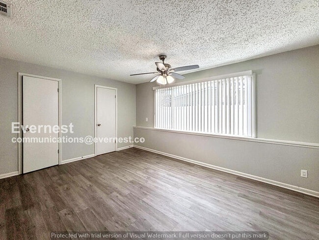 Building Photo - Spacious 4 Bed, 2 Bath Home with Off-Street Parking and Hookups