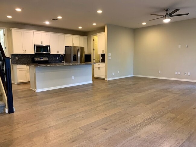 Building Photo - 4 BEDROOM PLUS LOFT, BUILT IN BBQ WITH COMMUNITY POOL