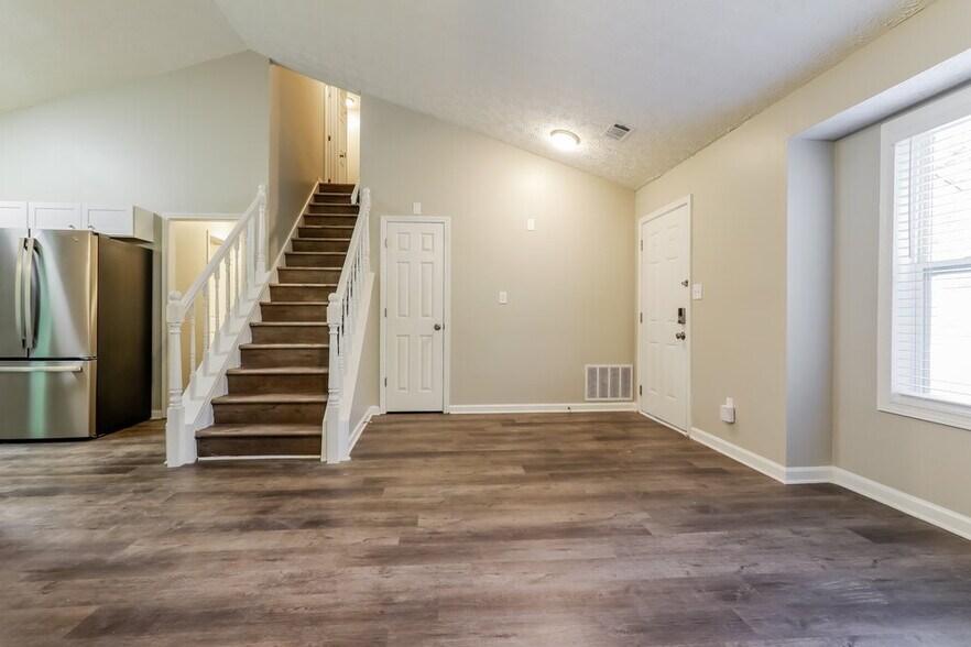 Building Photo - 350 Paris Dr