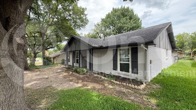 Building Photo - 306 Wildbriar Dr