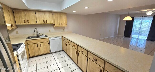Building Photo - 810 Poinsetta Dr