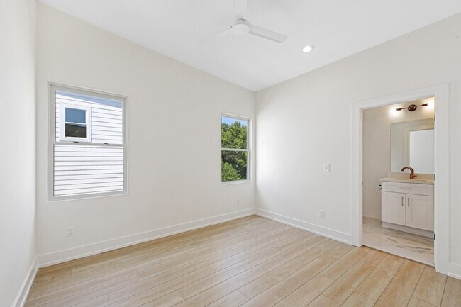 Building Photo - 1008 Fontaine Dr