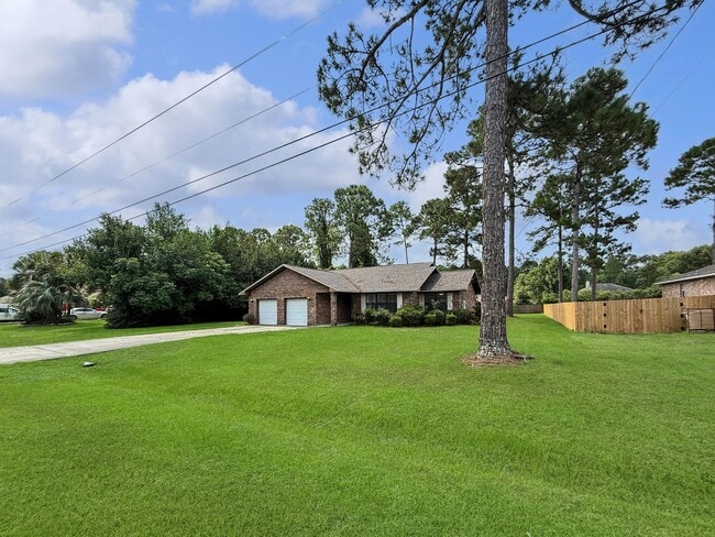 Building Photo - Charming Navarre Home with Hardwood Floors...