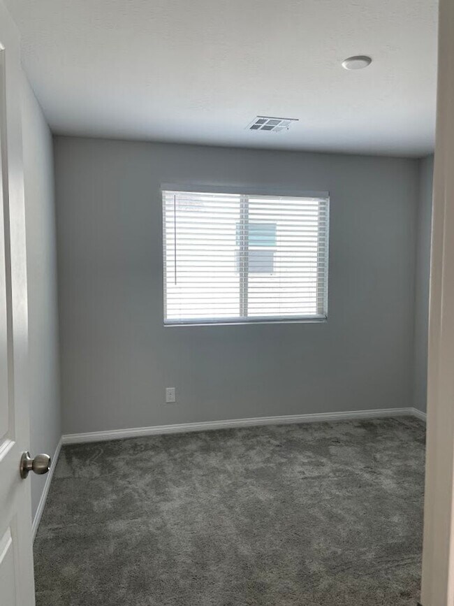 Building Photo - Rhodes Ranch South- 4 Bedroom 3 Bath Home