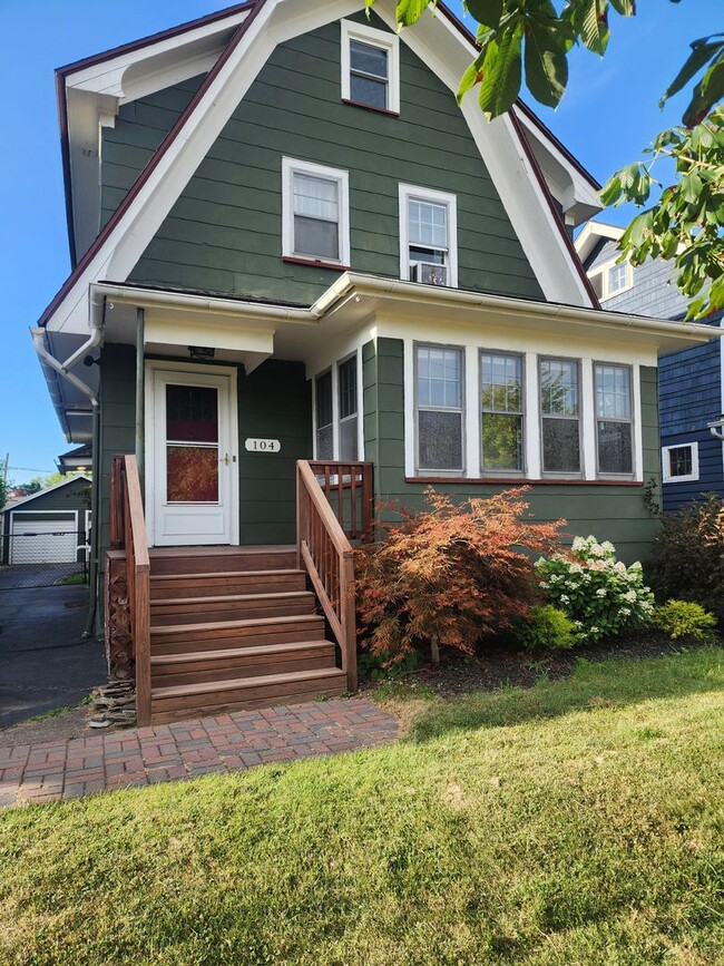 Building Photo - STUNNING 3 BEDROOM SINGLE FAMILY