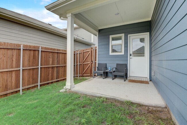 Building Photo - AVAILABLE NOW - Like-New 4-Bedroom Home with Loft & First-Floor Primary | Near Downtown Fort Worth