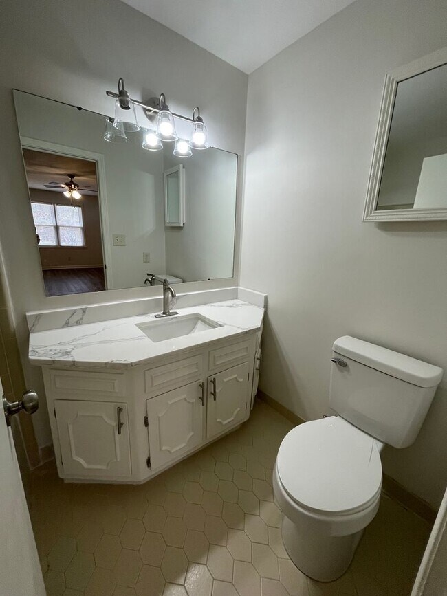 Building Photo - Renovated 3/2.5 House in Chieftain Hills- ...