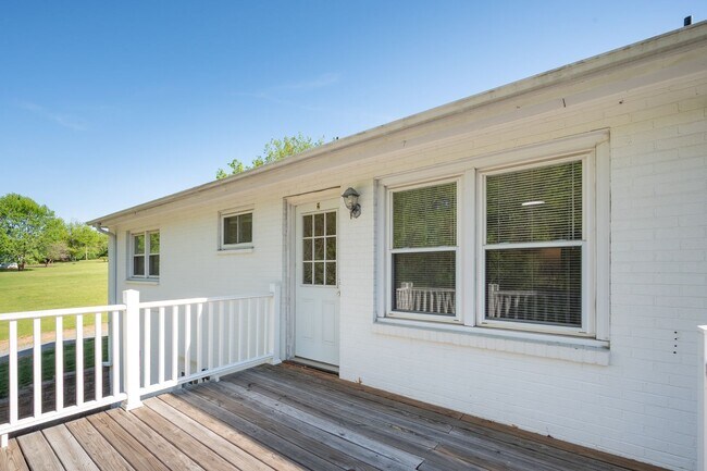 Building Photo - Rutrough Road