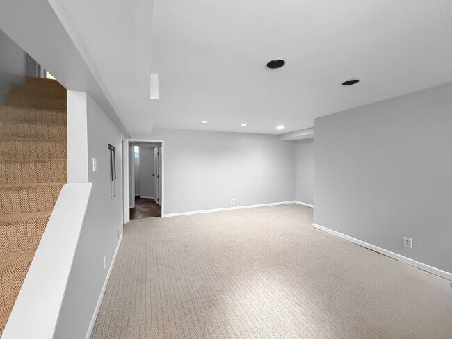 Building Photo - 287 N Washburn Ave