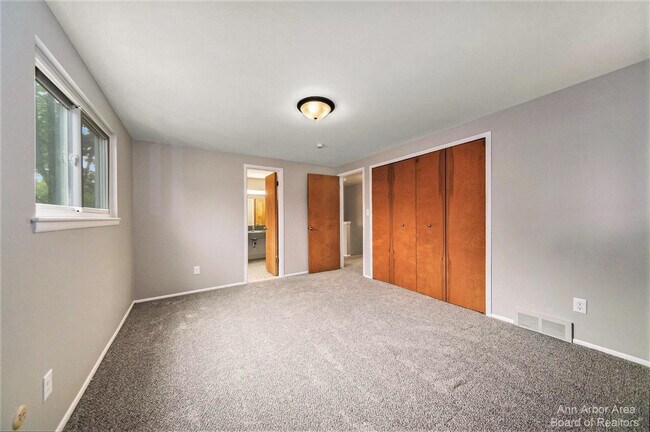 Building Photo - 2923 Burlington Ct