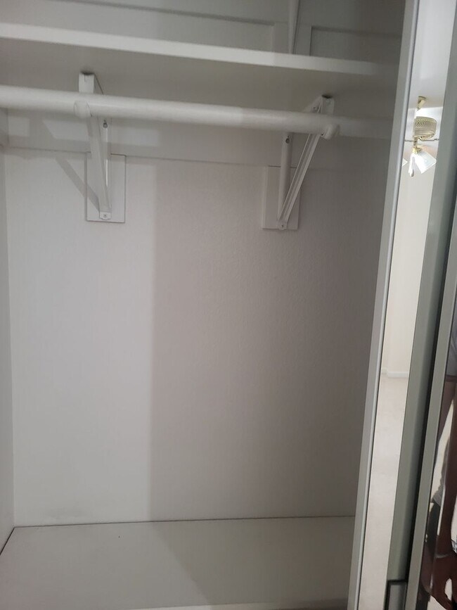 Building Photo - 5049 Pine Lake Ct