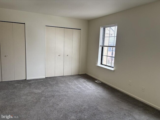 Building Photo - 2028 Yorktown N