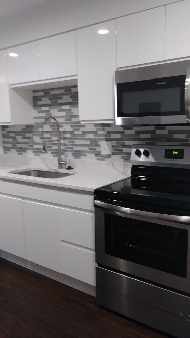 Gourmet Kitchen - 5 N Caroline St